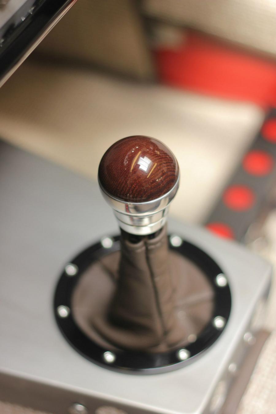 Детали интерьера Morgan AR Plus 4 Limited Edition 2015 года  (фото 16 из 18)